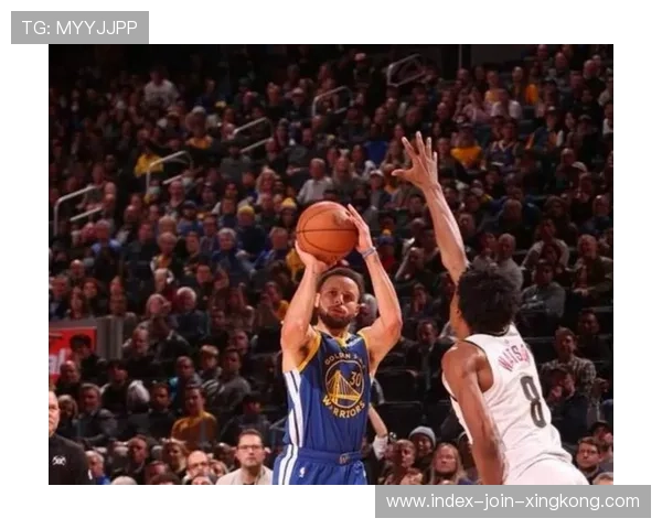 库里利用节奏制造空位再中三分，勇士攻势猛烈